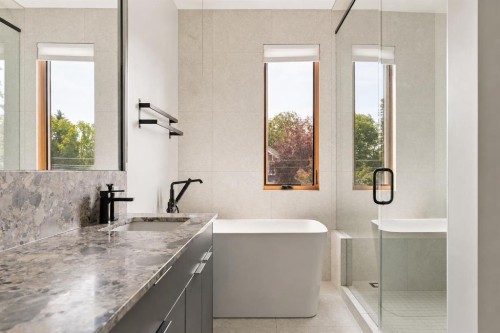 517 28 Avenue Nw, Calgary, AB - Indoor Photo Showing Bathroom