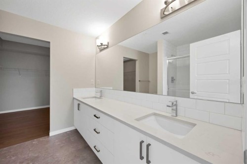 3315-33 Carringham Gate Nw, Calgary, AB - Indoor Photo Showing Bathroom