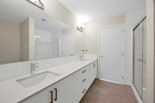 3315-33 Carringham Gate Nw, Calgary, AB - Indoor Photo Showing Bathroom