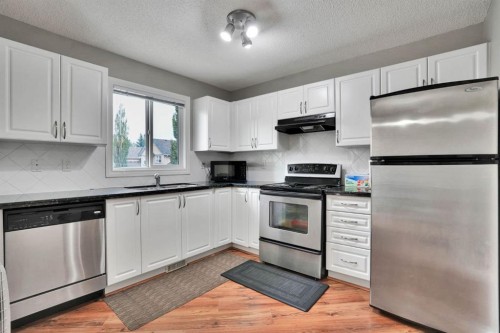 199 Cedarwood Lane Sw, Calgary, AB - Indoor Photo Showing Kitchen