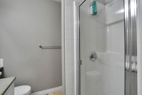 199 Cedarwood Lane Sw, Calgary, AB - Indoor Photo Showing Bathroom