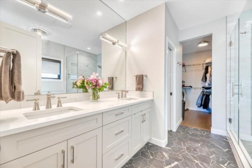 648 Shawnee Terrace Sw, Calgary, AB - Indoor Photo Showing Bathroom