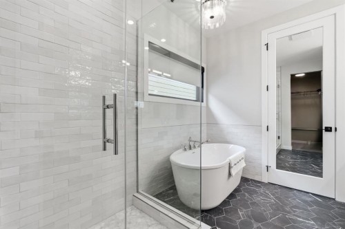 648 Shawnee Terrace Sw, Calgary, AB - Indoor Photo Showing Bathroom