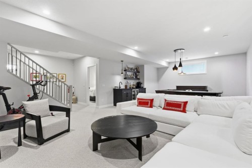 648 Shawnee Terrace Sw, Calgary, AB - Indoor Photo Showing Living Room