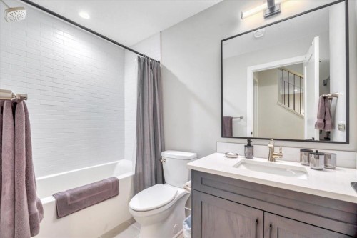 648 Shawnee Terrace Sw, Calgary, AB - Indoor Photo Showing Bathroom