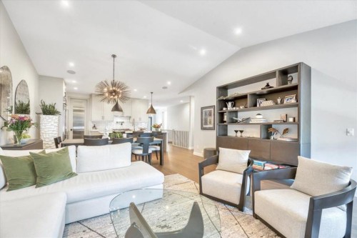 648 Shawnee Terrace Sw, Calgary, AB - Indoor Photo Showing Living Room