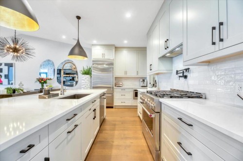 648 Shawnee Terrace Sw, Calgary, AB - Indoor Photo Showing Kitchen With Upgraded Kitchen