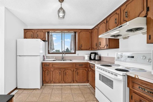 148 Fonda Drive Se, Calgary, AB - Indoor Photo Showing Kitchen With Double Sink