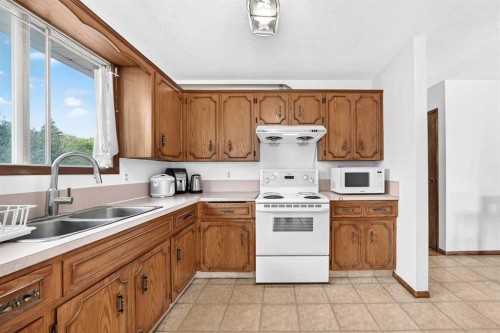 148 Fonda Drive Se, Calgary, AB - Indoor Photo Showing Kitchen With Double Sink