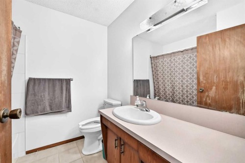 148 Fonda Drive Se, Calgary, AB - Indoor Photo Showing Bathroom