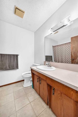 148 Fonda Drive Se, Calgary, AB - Indoor Photo Showing Bathroom