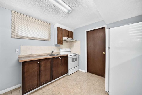 148 Fonda Drive Se, Calgary, AB - Indoor Photo Showing Kitchen