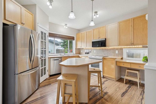 1857 New Brighton Drive Se, Calgary, AB - Indoor Photo Showing Kitchen