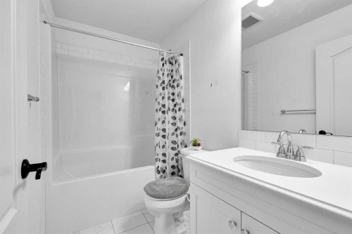 154 Buckskin Way, Cochrane, AB - Indoor Photo Showing Bathroom