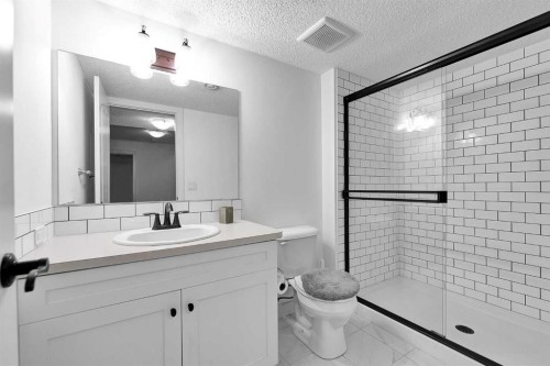 154 Buckskin Way, Cochrane, AB - Indoor Photo Showing Bathroom