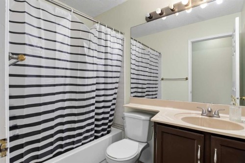 403 Shawinigan Drive Sw, Calgary, AB - Indoor Photo Showing Bathroom