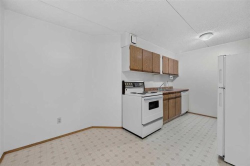 803-5204 Dalton Drive Nw, Calgary, AB - Indoor Photo Showing Kitchen