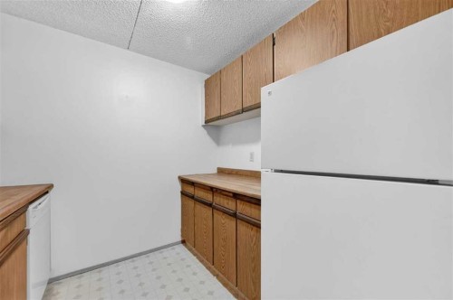 803-5204 Dalton Drive Nw, Calgary, AB - Indoor Photo Showing Kitchen