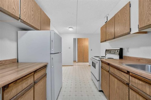 803-5204 Dalton Drive Nw, Calgary, AB - Indoor Photo Showing Kitchen