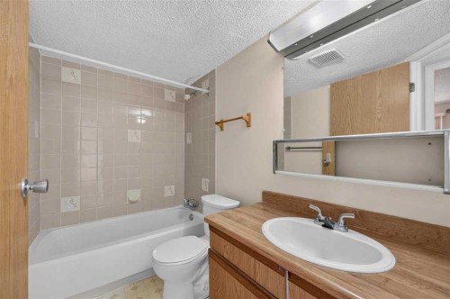 803-5204 Dalton Drive Nw, Calgary, AB - Indoor Photo Showing Bathroom