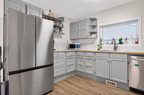 6420 18 Street Se, Calgary, AB - Indoor Photo Showing Kitchen With Stainless Steel Kitchen