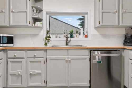 6420 18 Street Se, Calgary, AB - Indoor Photo Showing Kitchen