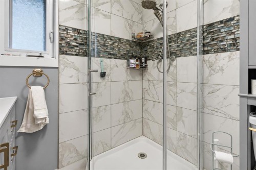 6420 18 Street Se, Calgary, AB - Indoor Photo Showing Bathroom