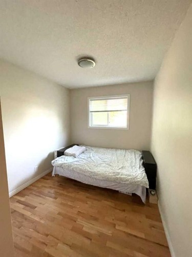 1611 Olympia Drive Se, Calgary, AB - Indoor Photo Showing Bedroom