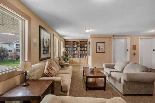 116-428 Chaparral Ravine View Se, Calgary, AB - Indoor Photo Showing Living Room
