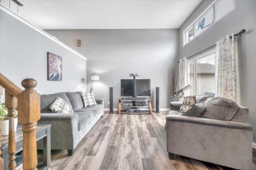 156 Aspen Creek Crescent, Strathmore, AB - Indoor Photo Showing Living Room