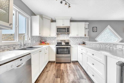 156 Aspen Creek Crescent, Strathmore, AB - Indoor Photo Showing Kitchen With Double Sink With Upgraded Kitchen