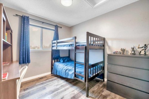 156 Aspen Creek Crescent, Strathmore, AB - Indoor Photo Showing Bedroom
