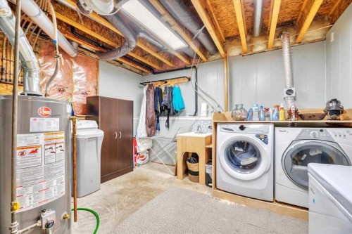 156 Aspen Creek Crescent, Strathmore, AB - Indoor Photo Showing Laundry Room