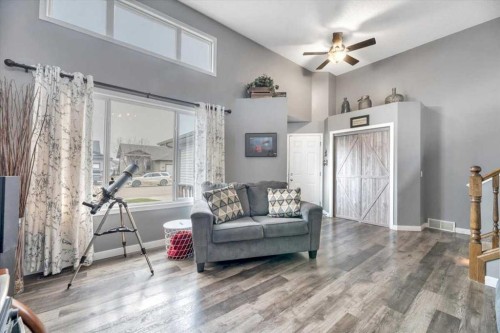 156 Aspen Creek Crescent, Strathmore, AB - Indoor Photo Showing Living Room