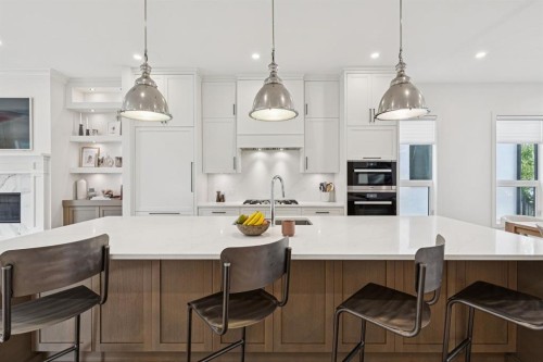 4407 17 Street Sw, Calgary, AB - Indoor Photo Showing Kitchen With Upgraded Kitchen