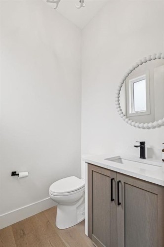 4407 17 Street Sw, Calgary, AB - Indoor Photo Showing Bathroom