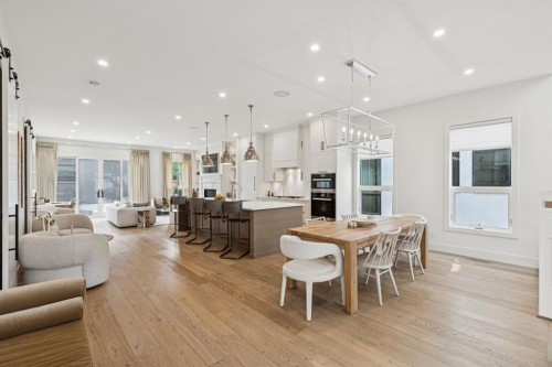 4407 17 Street Sw, Calgary, AB - Indoor