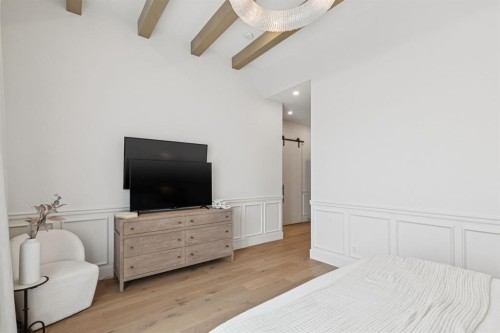 4407 17 Street Sw, Calgary, AB - Indoor Photo Showing Bedroom