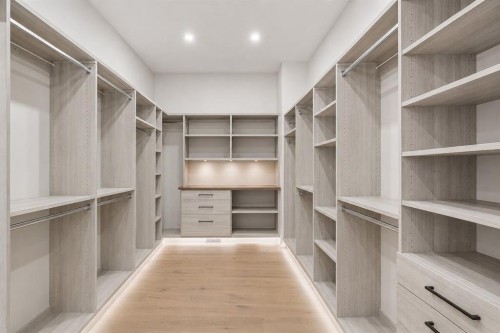 4407 17 Street Sw, Calgary, AB - Indoor With Storage