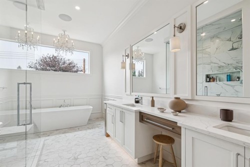 4407 17 Street Sw, Calgary, AB - Indoor Photo Showing Bathroom