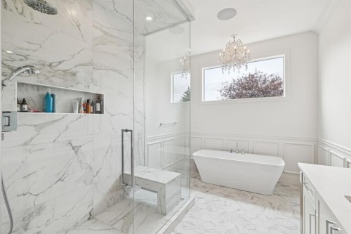 4407 17 Street Sw, Calgary, AB - Indoor Photo Showing Bathroom