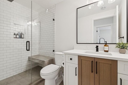 4407 17 Street Sw, Calgary, AB - Indoor Photo Showing Bathroom