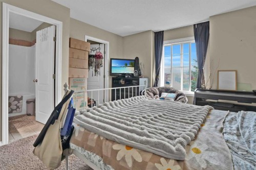 31 Walden Manor Se, Calgary, AB - Indoor Photo Showing Bedroom