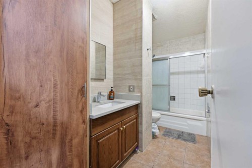 254 23 Avenue Ne, Calgary, AB - Indoor Photo Showing Bathroom