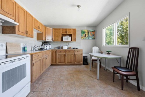 254 23 Avenue Ne, Calgary, AB - Indoor Photo Showing Kitchen
