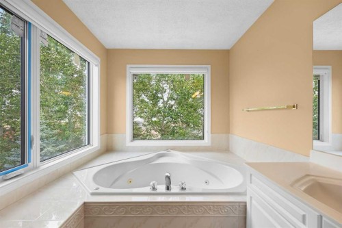 207 Hamptons Drive Nw, Calgary, AB - Indoor Photo Showing Bathroom