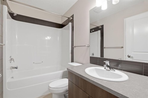 2208-15 Sunset Square, Cochrane, AB - Indoor Photo Showing Bathroom