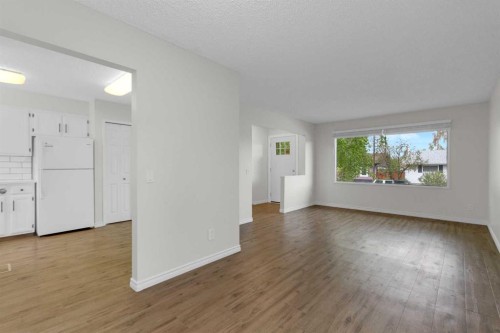 452 Queen Alexandra Way Se, Calgary, AB - Indoor Photo Showing Living Room