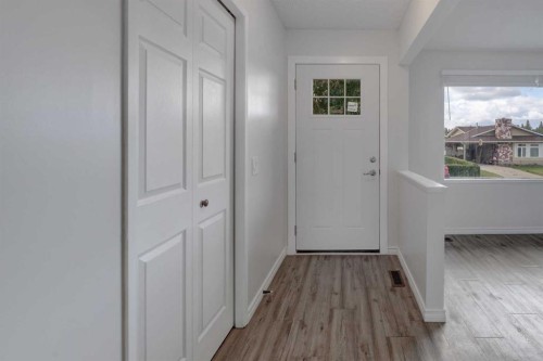 452 Queen Alexandra Way Se, Calgary, AB - Indoor Photo Showing Other Room