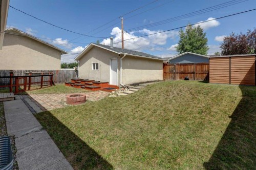 452 Queen Alexandra Way Se, Calgary, AB - Outdoor